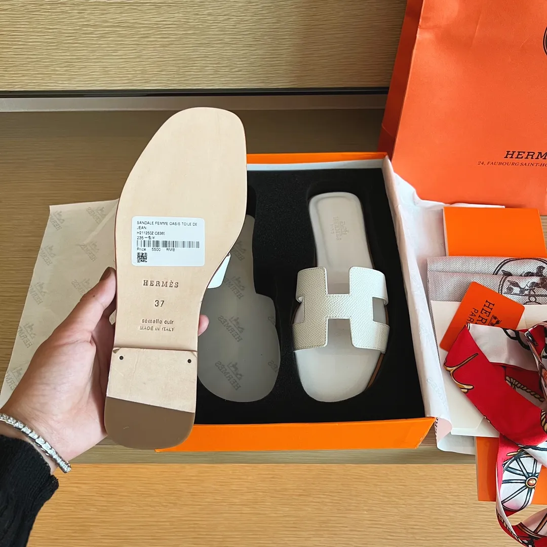 👟👟Ex-factory price 480👟👟 Women's Shoe Factory [Palmprint All-Inclusive Midsole] (Hermès) Upgraded packaging, upgraded version and workmanship materials. Hermes®🔴The highest version of handmade shoes on the market ✨✨ Top product Hermès slippers🐎 —————————— 2022 early spring new model is the same as the original version, handmade by masters! ❥High-end customization, exclusive products, the highest version in the industry⚠❥Using: Hermers upper: Italian imported cowhide + original custom-grade Australian sheepskin feet + genuine leather outsole (pursuing top walking comfort) ✨~~〰〰〰〰❥ Packaging: ✔🚦Pay attention to the exclusive top-level exclusive packaging 〰The original top quality is on sale━━━━Hermes━━━━━ size: 35-40 (34.41.42 custom-made, non-refundable)